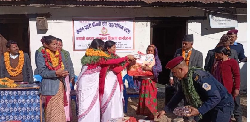 प्रहरी श्रीमती संघद्धारा विपन्न परिवारलाई  न्यानो कपडा वितरण