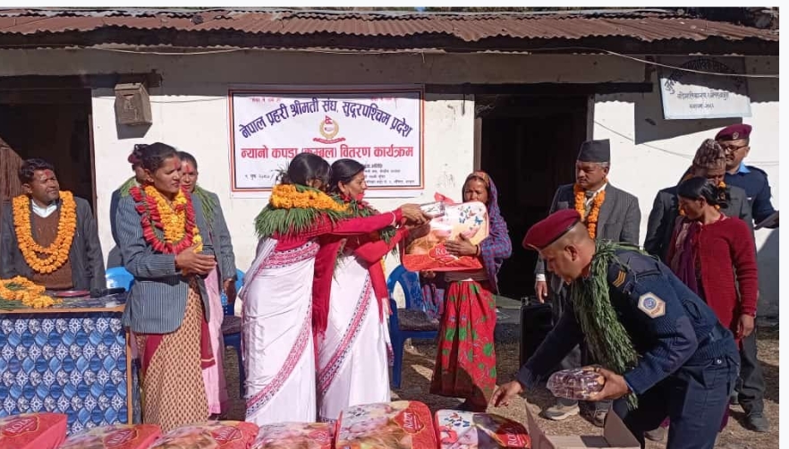 प्रहरी श्रीमती संघद्धारा विपन्न परिवारलाई  न्यानो कपडा वितरण