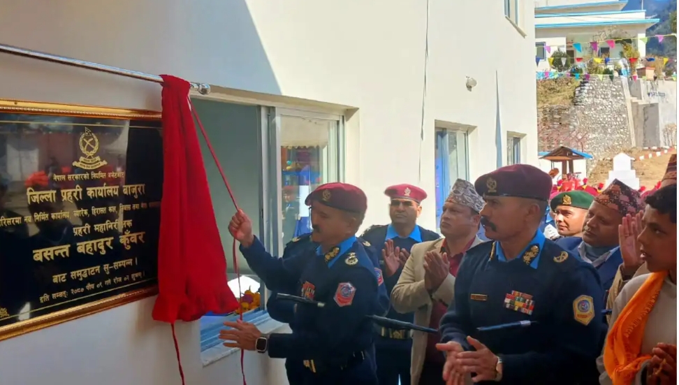 जिल्ला प्रहरी कार्यालय बाजुराको नवनिर्मित भवनको नेपाल प्रहरीका महानिरिक्षक बसन्तबहादुर कुँवरले उद्धघाटन् गरेका छन्