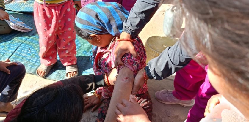 सुन्ताेला बिक्री गर्न आयकी एक महिला लाई माेटरसाईकलले ठक्कर दिएर घाईते