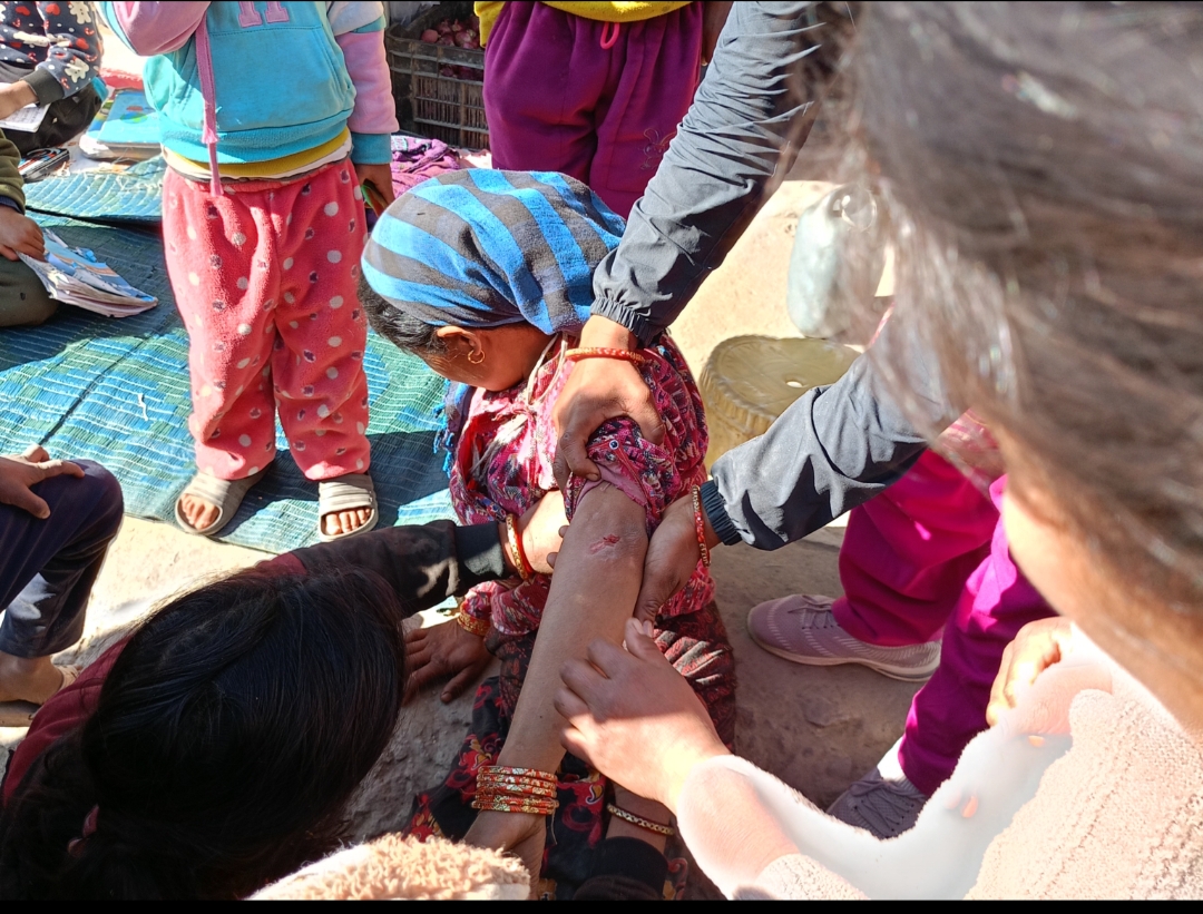 सुन्ताेला बिक्री गर्न आयकी एक महिला लाई माेटरसाईकलले ठक्कर दिएर घाईते