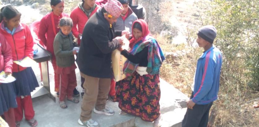 जन्मदिनको अवसरमा वडाअध्यक्षले  स्टेसनरी तथा खाद्यान्न सामाग्री बितरण