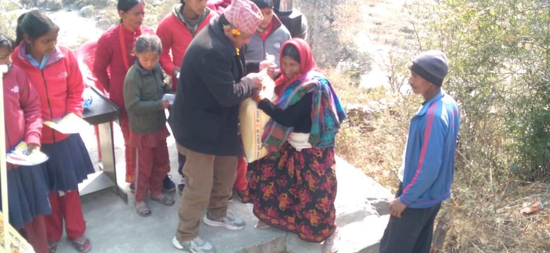 जन्मदिनको अवसरमा वडाअध्यक्षले  स्टेसनरी तथा खाद्यान्न सामाग्री बितरण