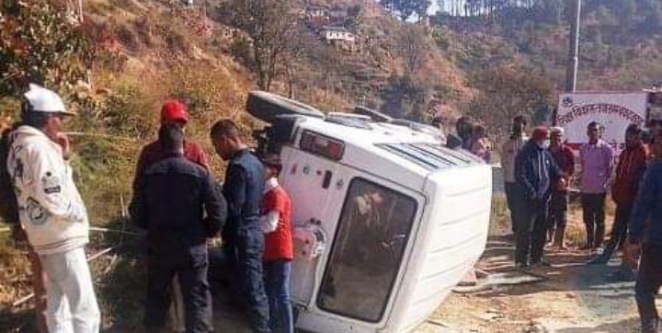 बाजुरा अदालतको गाडी डोटीमा दुर्घटना