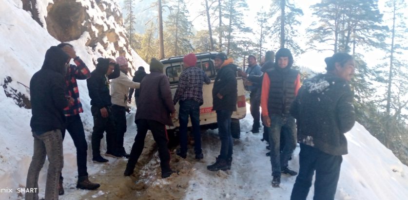 मार्तडी कोल्टी सडक खण्ड पोरखेमा हिउँको चाप, जिप व्यवसायीलाई संकटमा