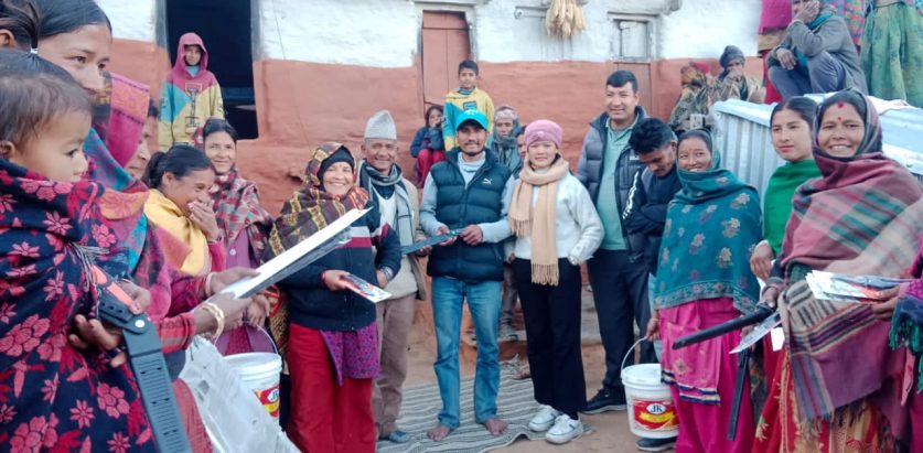 हिमाली- ६ मा बिरुवा काटछाटका सामाग्री अगुवा कृषकलाई हस्तान्तरण