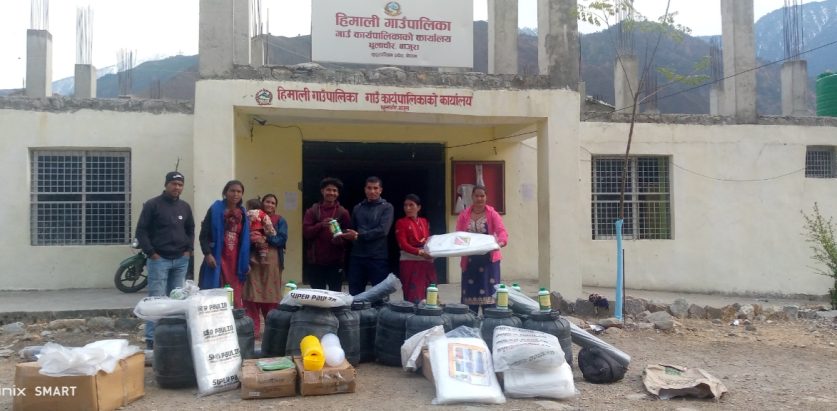 हिमाली गाउँपालिकाका कृषकलाई कृषि सामाग्री वितरण