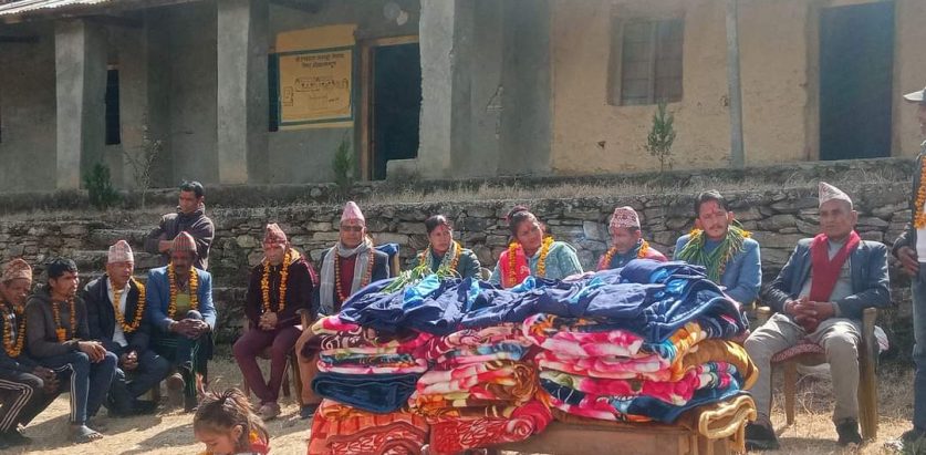 विद्यार्थी लाई चिसाेछल्न न्यानाे कपडा  तथ स्टेसनरी बितरण