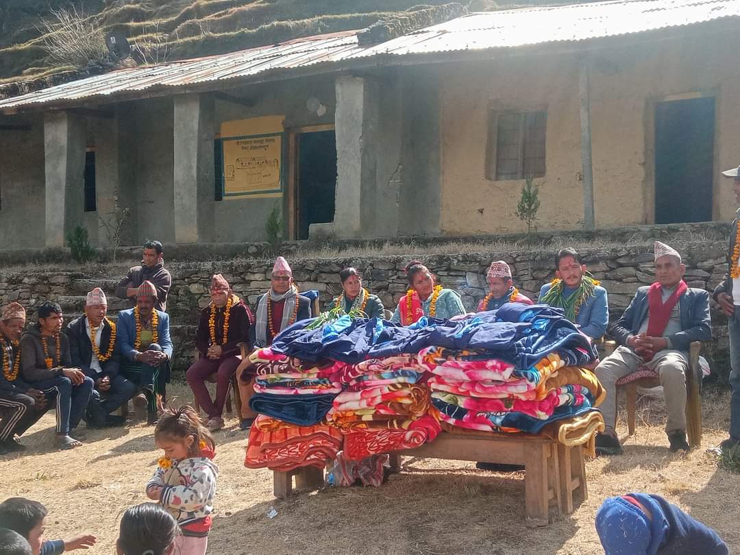 विद्यार्थी लाई चिसाेछल्न न्यानाे कपडा  तथ स्टेसनरी बितरण