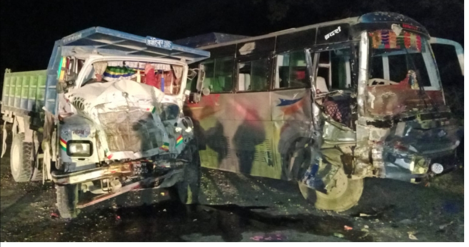 काठमाडौंबाट बाजुरा आउँदै गरेको बस दुर्घटना, १७ जना घाइते