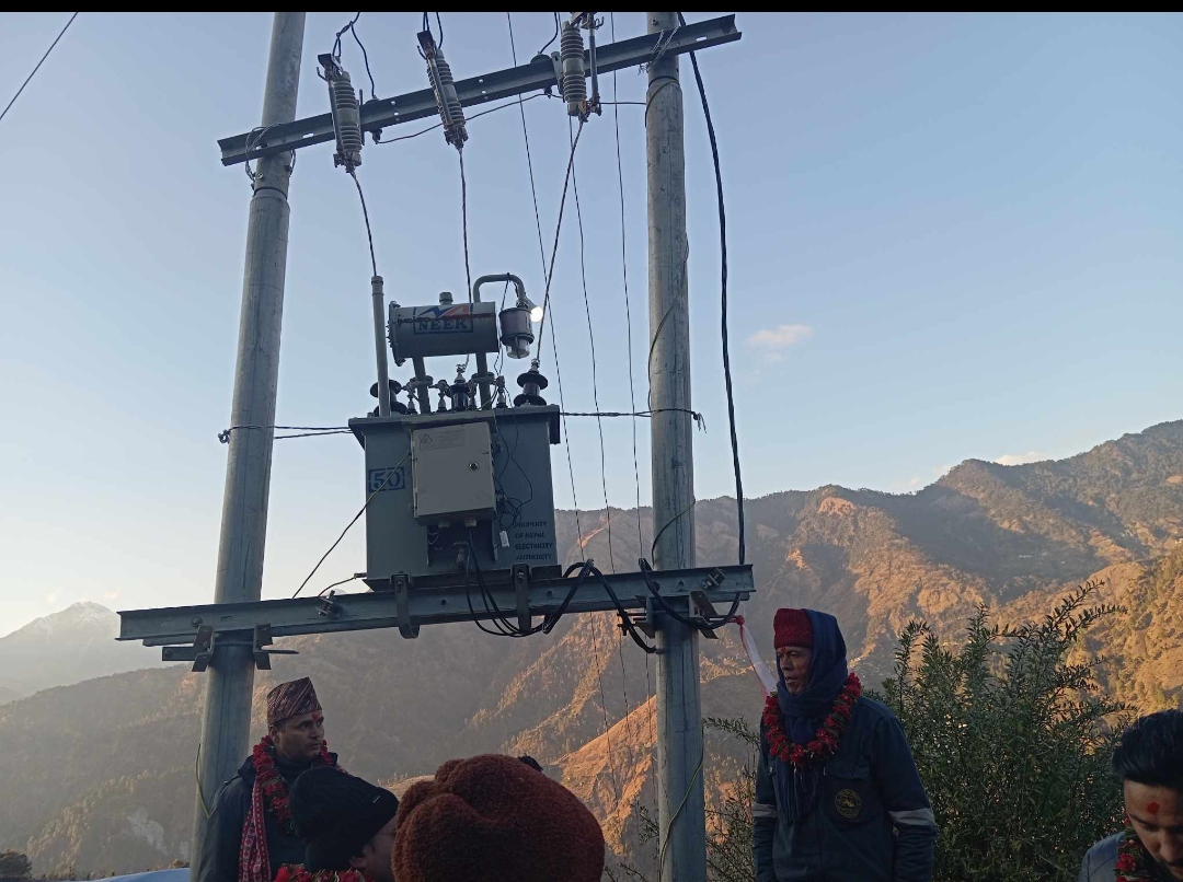 बडिमालिका नगरपालिका ८ काे डुङग्रीमा लाईन तानेकाे ३ बर्षमा बल्याे बिजुली