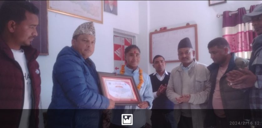 नगरपालिकाले गर्यो राष्ट्रिय फुटबल खेलाडी नाथलाई सम्मान