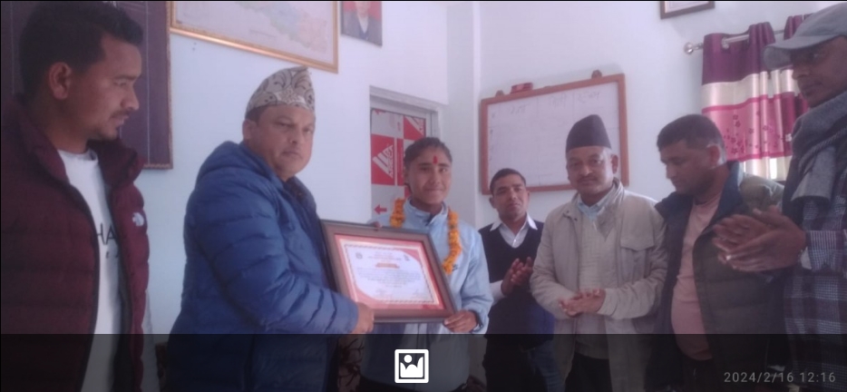 नगरपालिकाले गर्यो राष्ट्रिय फुटबल खेलाडी नाथलाई सम्मान