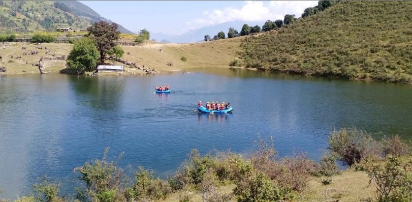 बाजुराकाे छेदेदह तालमा डुङ्गा पल्टिदा एक जना युवक बेपत्ता