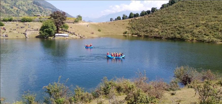 बाजुराकाे छेदेदह तालमा डुङ्गा पल्टिदा एक जना युवक बेपत्ता