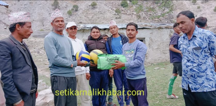 हिमालीका कर्मचारी सापकोटाले भवानी माविलाई खेलकुद सामाग्री सहयोग