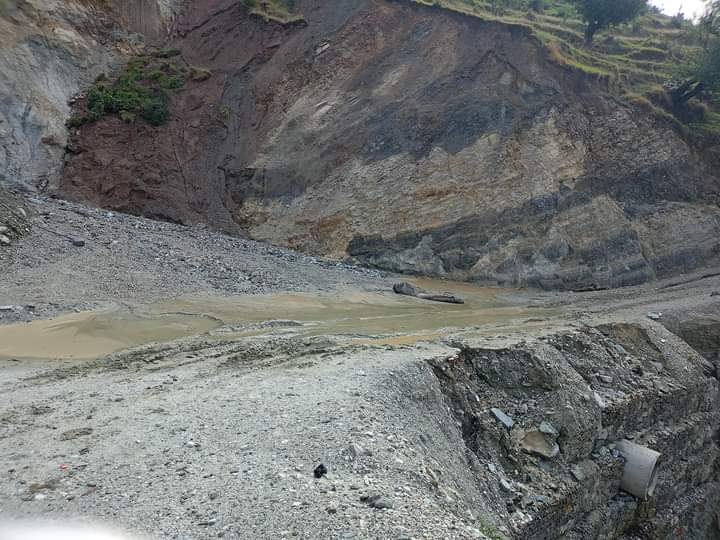 वर्षायाम सुरुवात संगै जिल्लिको पहिरो  बग्न थाल्यो कोल्टी- मार्तडी आवतजावतमा समस्या