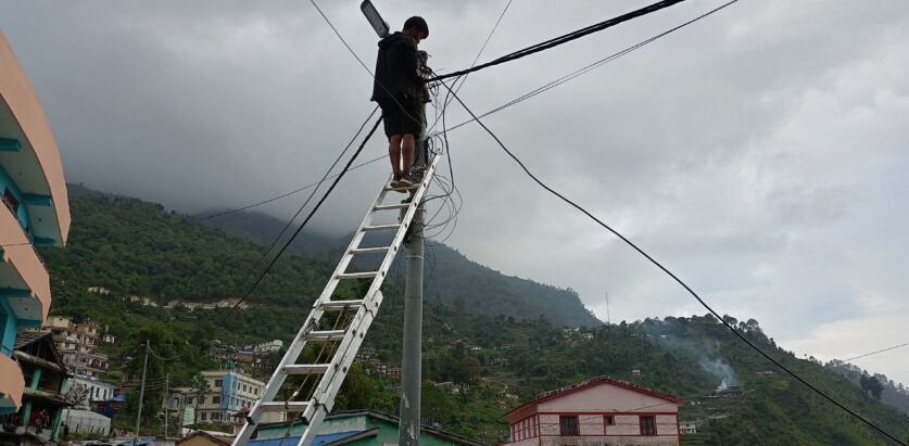 मार्तडी बजारमा ६०वटा सडक बत्ति जडान गरिदै