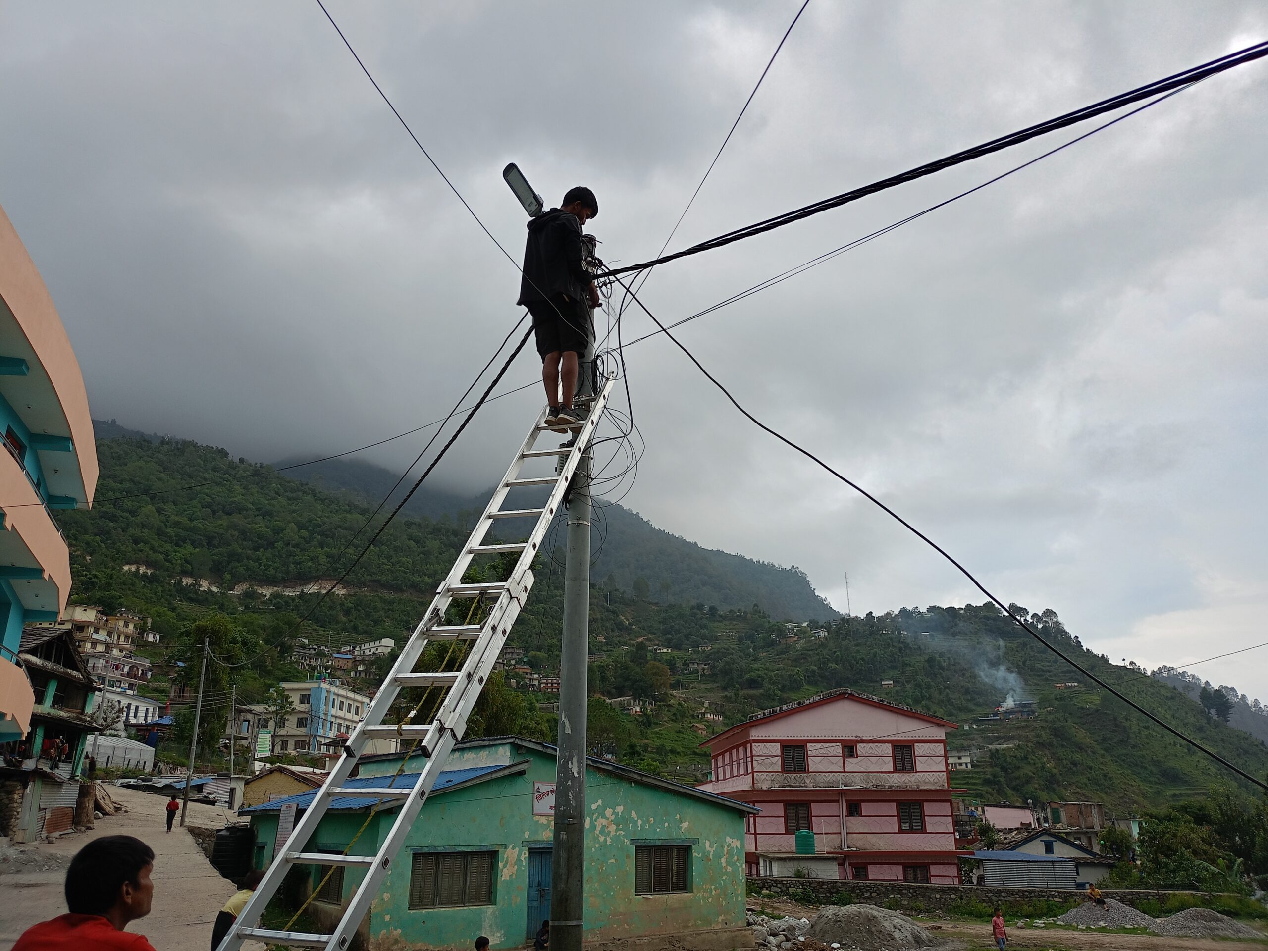मार्तडी बजारमा ६०वटा सडक बत्ति जडान गरिदै