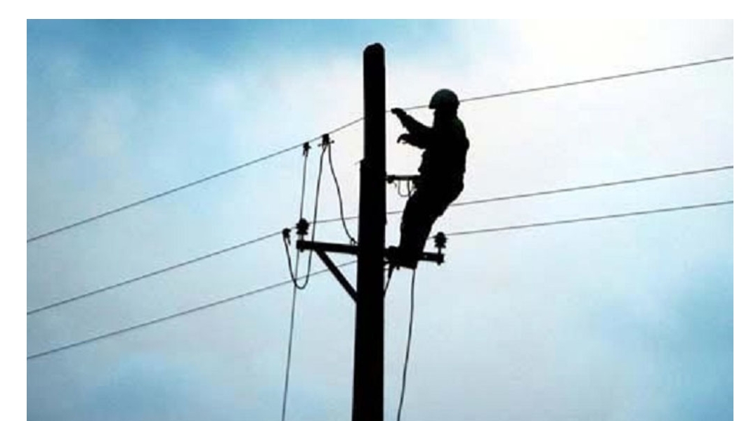 डडेल्धुरामा एक जना बिद्युथ  कर्मचारीलाई करेन्टघाइते घाईते काे उपचार हुदै