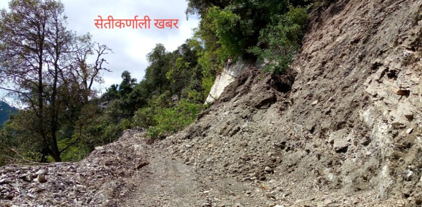 पहिरोले ग्रामीण सडक बन्द हुँदा स्थानीयलाई सास्ती