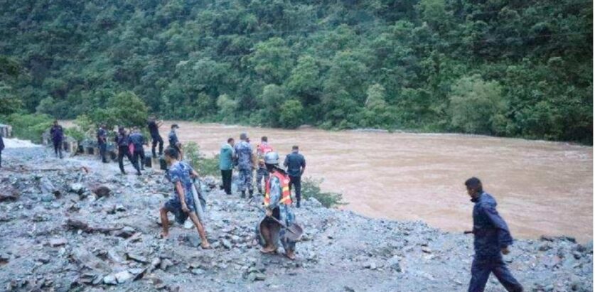 नारयणगढ मुग्लिन सडक खण्डमा पहिराेमा परि दुई वटा बस सहित ६५ जना बेपत्ता  तीन जनले हाम फालेर ज्यान जाेगाउन सफल