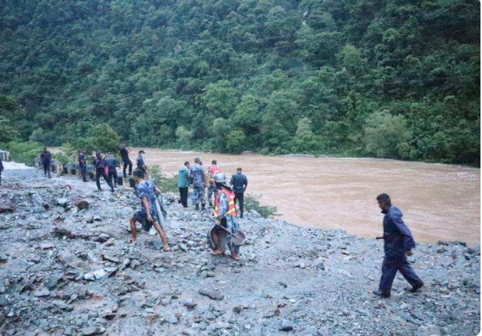नारयणगढ मुग्लिन सडक खण्डमा पहिराेमा परि दुई वटा बस सहित ६५ जना बेपत्ता  तीन जनले हाम फालेर ज्यान जाेगाउन सफल