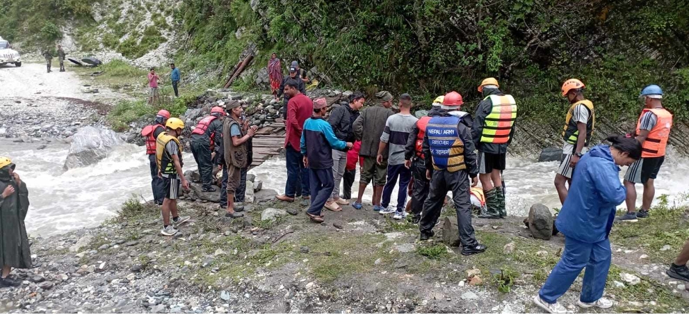 दुर्गाभञ्जन गुल्मका नेपाली सेनाद्धारा नाउलेगाडमा काठेपुल निर्माण