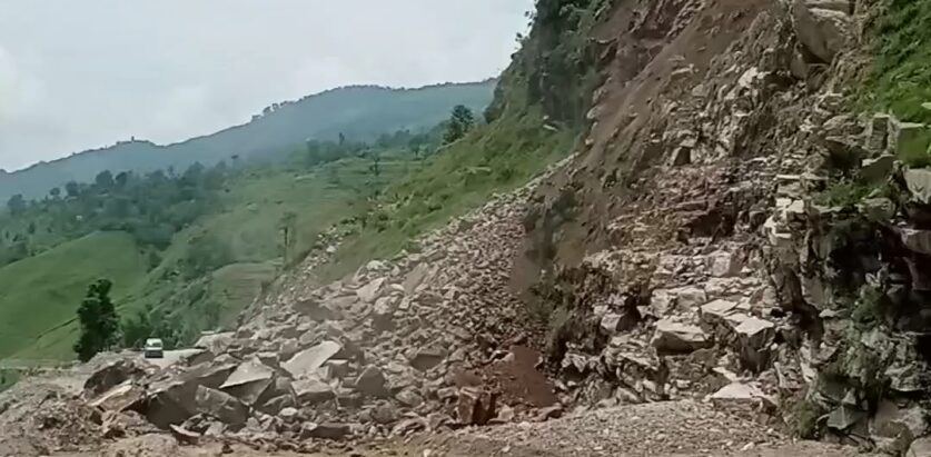 सुक्खा पहिरो खस्दा साफेँ मार्तडी सडकखण्ड अवरुद्ध