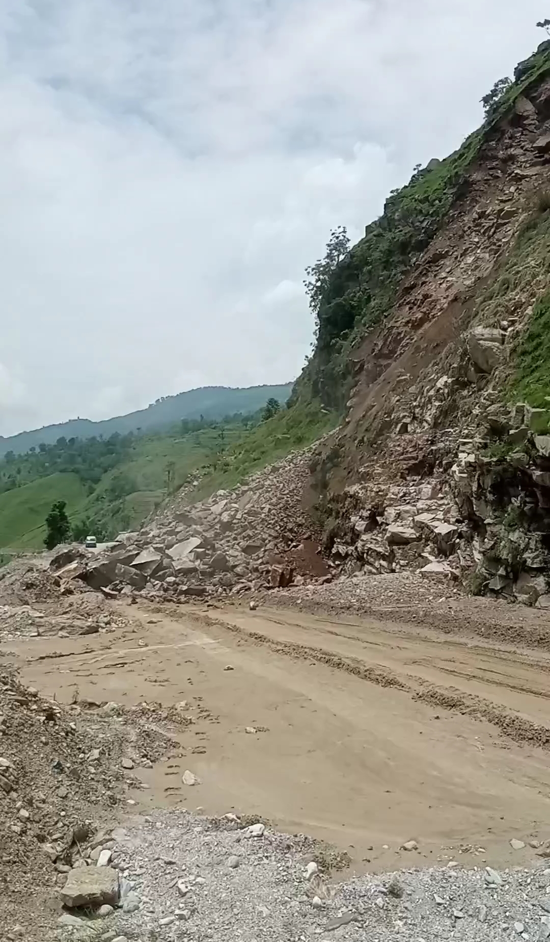 सुक्खा पहिरो खस्दा साफेँ मार्तडी सडकखण्ड अवरुद्ध