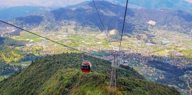 चन्द्रागिरि केबलकारमा डिब्बामै अड्किए यात्रु
