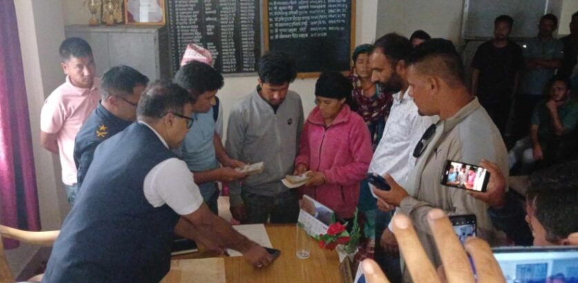 करेन्ट लागेर मृत्यु भएका विष्टको श्रीमतिलाई रोजगारी दिने ग्यारेण्टी