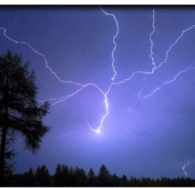 चट्याङ लागेर चार चाैपाया सहित एक जनाकाे मृत्यु एकजना घाईते