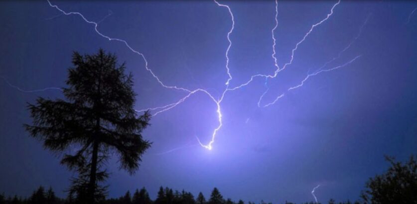 चट्याङ लागेर चार चाैपाया सहित एक जनाकाे मृत्यु एकजना घाईते