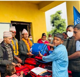 दुधिर आधारभुत बिध्यालयका विद्यार्थीलाई पोशाक तथा स्टेशनरी वितरण