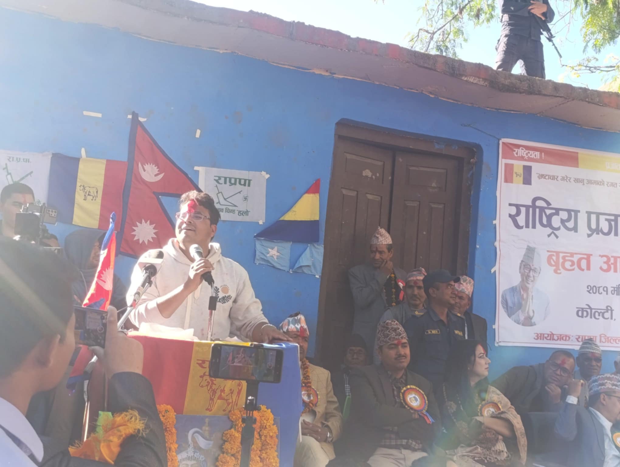 पर्यटनमन्त्री  पाण्डेलाई   ज्ञानेन्द्र  शाहीले भने   काठमाडौं देखि बाजुरा उडान हुने  बनाउनु