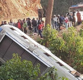 बाजुराको भानुदय माविका विद्यार्थी बोकेको बस  दुर्घटना, २ जना विद्यार्थी घाइते