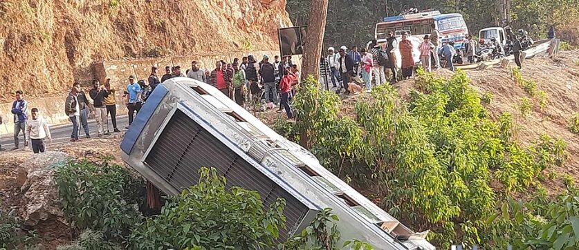 बाजुराको भानुदय माविका विद्यार्थी बोकेको बस  दुर्घटना, २ जना विद्यार्थी घाइते