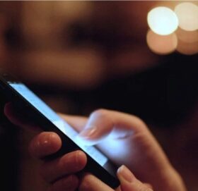 खल्तीमा बोकेको मोबाइल पड्किँदा अण्डकोष नै फुट्यो