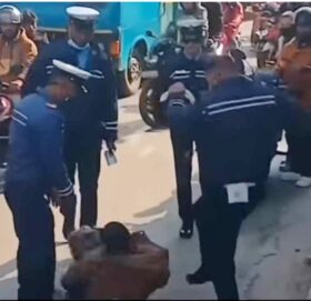 एक  प्रहरीले युवालाई बुटले हानेको भिडियो भाइरल