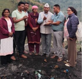 बाम्का बजारका अग्नि पिडितलाई मेयर जनक बोहोराले  गरे आर्थिक  सहयोग