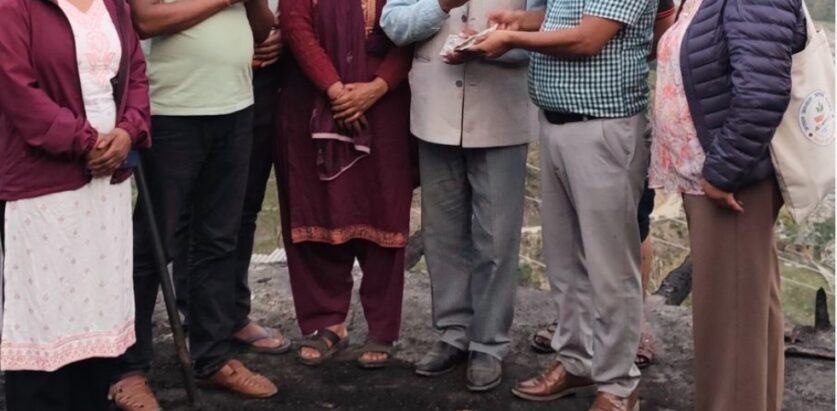 बाम्का बजारका अग्नि पिडितलाई मेयर जनक बोहोराले  गरे आर्थिक  सहयोग