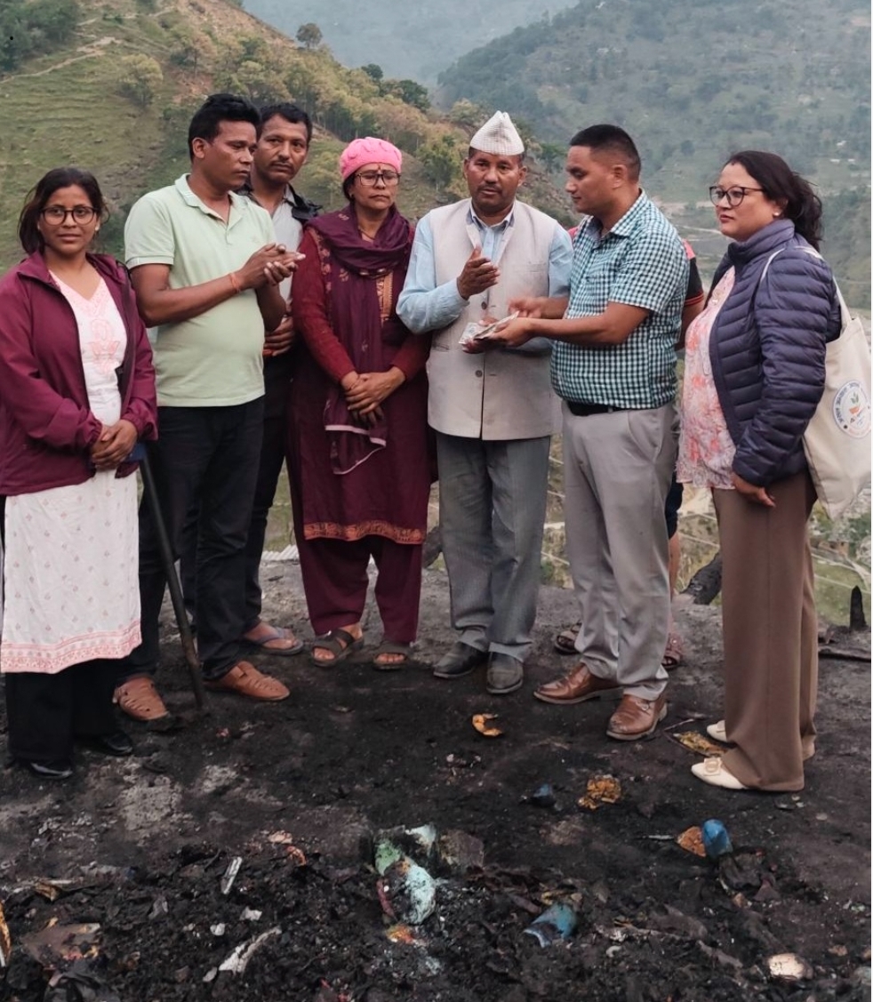 बाम्का बजारका अग्नि पिडितलाई मेयर जनक बोहोराले  गरे आर्थिक  सहयोग