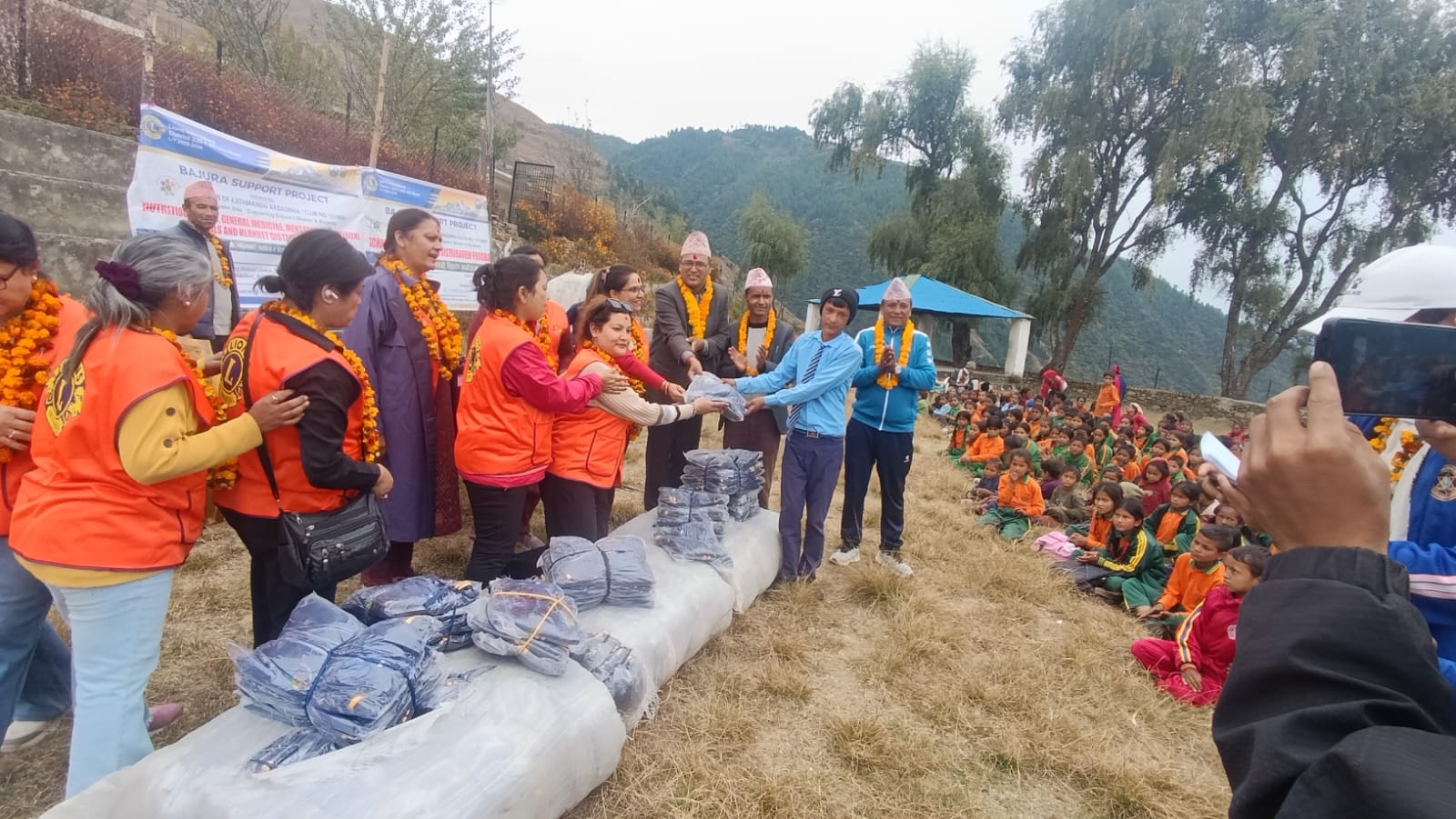 लायन्स क्लबद्वारा स्वामिकार्तिकका ५ वटा बिधालयमा न्यानो लुगा बितरण