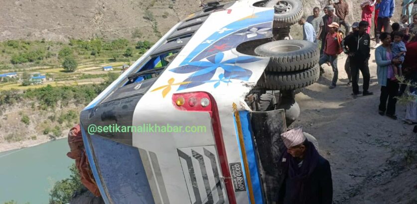 बाजुरामा यात्रुबाहक बस दुर्घटना तिनजना घाइते