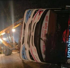 काठमाडौबाट धनगढी  जादैगरेको बस दुर्घटना : एक जनाको मृत्यु , पाच जना घाइते