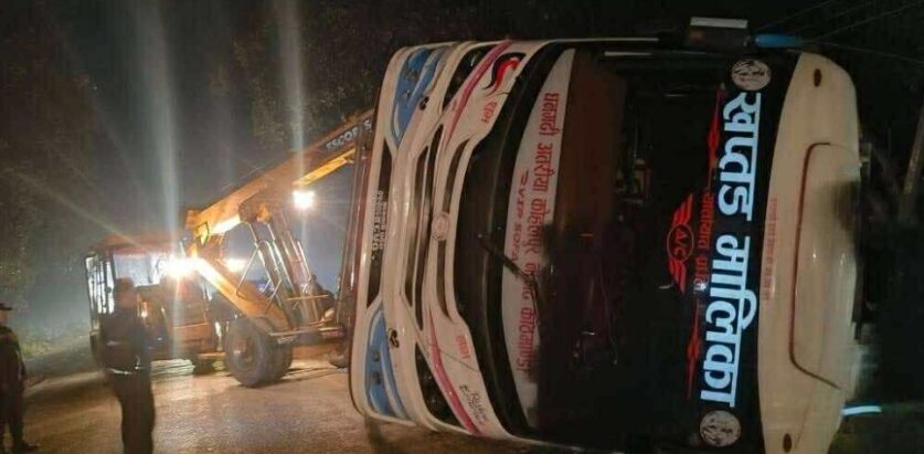 काठमाडौबाट धनगढी  जादैगरेको बस दुर्घटना : एक जनाको मृत्यु , पाच जना घाइते