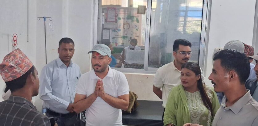युवा नेता भण्डारीद्वारा जन्मदिनको अवसरमा बिरामीहरूलाई फलफूल र बेडसिट वितरण