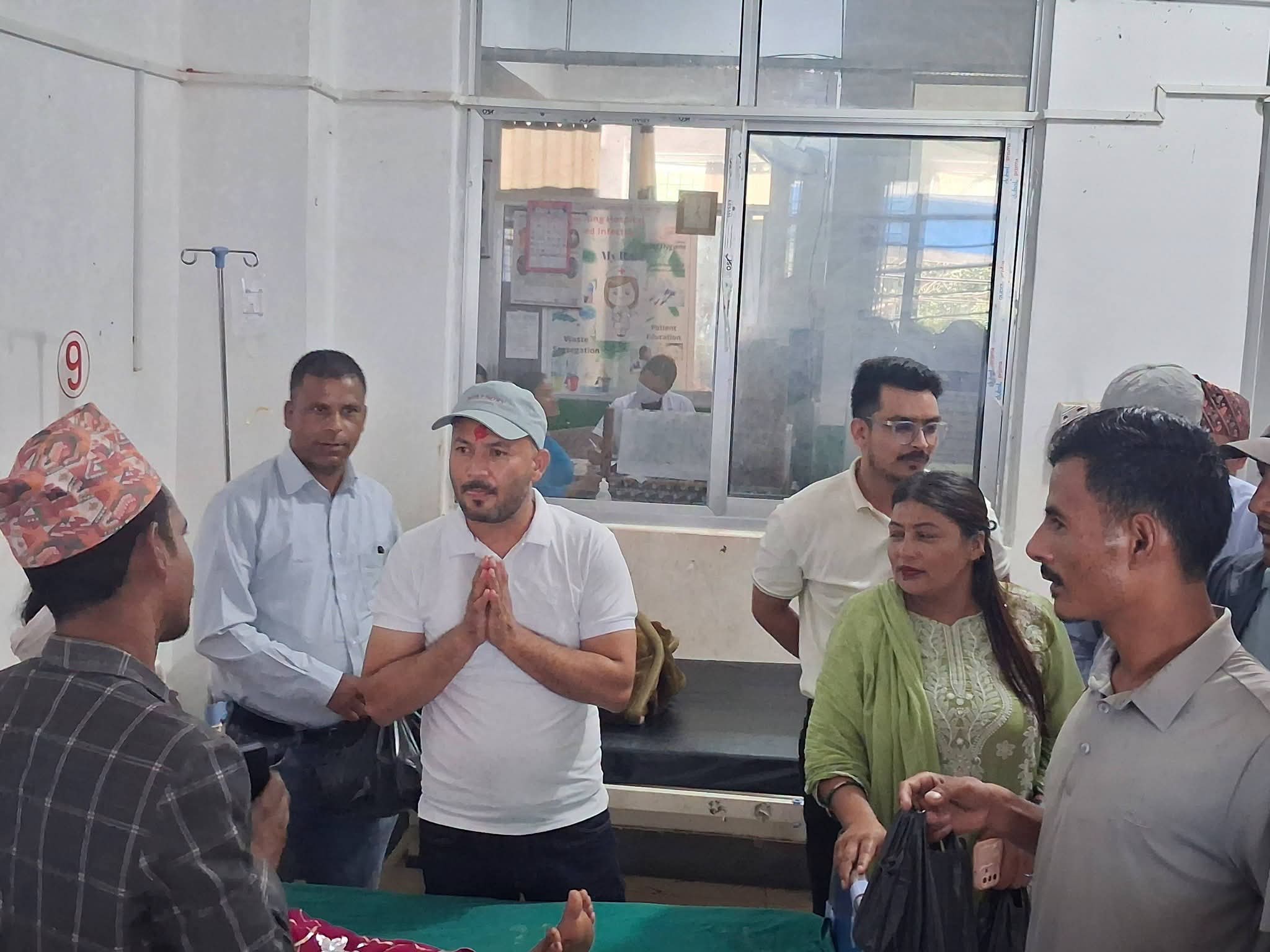 युवा नेता भण्डारीद्वारा जन्मदिनको अवसरमा बिरामीहरूलाई फलफूल र बेडसिट वितरण