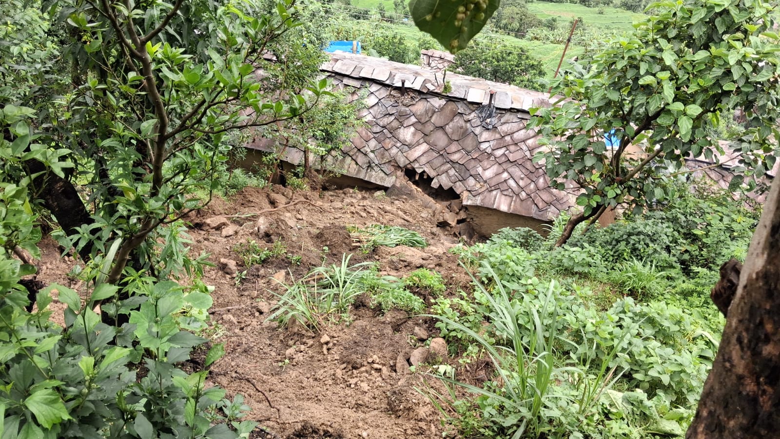 पहिरोले गाउँ नै विस्थापित, २१ परिवार बढी प्रभावित